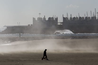 El vent ha alçat núvols de sorra a les platges de Barcelona, com la de la Vila Olímpica.