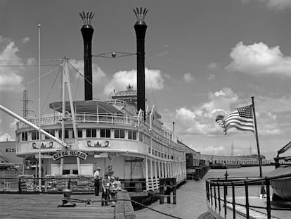 El barco de vapor 'River Queen', en un muelle de Nueva Orleans (Estados Unidos) en 1950.