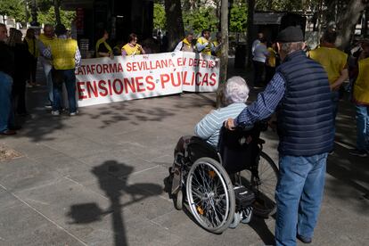 En la imagen concentración semanal  de la Plataforma por las Pensiones Dignas de Sevilla.