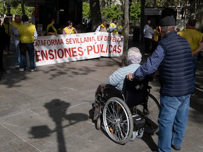 En la imagen concentración semanal  de la Plataforma por las Pensiones Dignas de Sevilla.