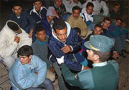 Inmigrantes rescatados ayer en una patera que navegaba frente a la costa de Almería.