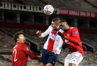 Verratti disputa un balón a Wan-Bissaka (izquierda) y Lindelof.