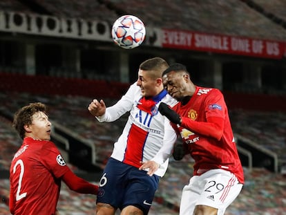 Verratti disputa un balón a Wan-Bissaka (izquierda) y Lindelof.