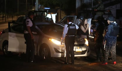 Polic&iacute;as federales inspeccionan autos en el sure&ntilde;o estado mexicano de Guerrero. 