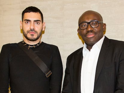 Domingo Rodríguez, diseñador de la firma Dominnico, tras recibir el premio Vogue Who`s On Next 2021 junto a Edward Enninful, director de 'Vogue' Reino Unido y jefe editorial de 'Vogue' en Europa.