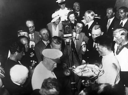 Benito Mussolini entrega la Copa a los jugadores italianos tras su victoria en Roma en el Mundial del 34. "Italia debe ganar este Mundial. Es una orden", dijo 'il Duce' antes de un partido al presidente de la Federación Italiana de Fútbol.