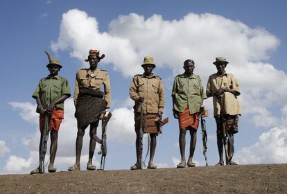 Estos hombres de Turkana van armados con rifles limpios y en perfecto estado de mantenimiento por los enfrentamientos con otras tribus, que son habituales.