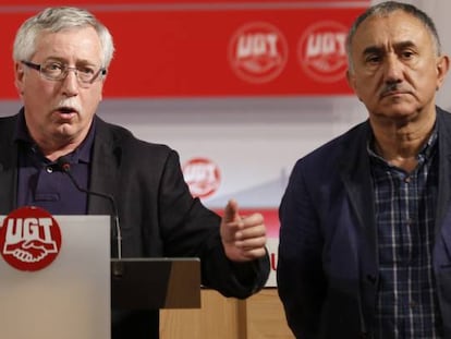 Ignacio Fern&aacute;ndez Toxo (CC OO) (derecha) y Pepe &Aacute;lvarez (UGT).