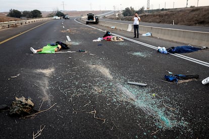 Muertos en una carretera de Sderot tras el ataque de Hamás.