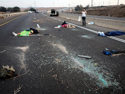 Muertos en una carretera de Sderot tras el ataque de Hamás.