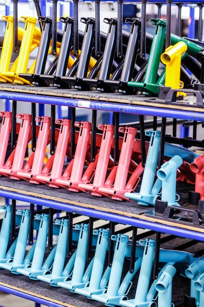 Cuadros reposando cerca de la zona de pintura. Cada tanto la marca actualiza la paleta de colores, que se pueden elegir al comprar la bicicleta: cuadro y manillar.