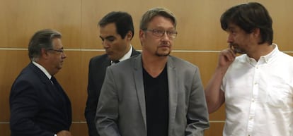 El ministro del Interior conversa con el secretario de Estado de Seguridad, José Antonio Nieto, junto a Xavier Domènech, de En Comú Podem, y Rafa Mayoral, de Podemos.