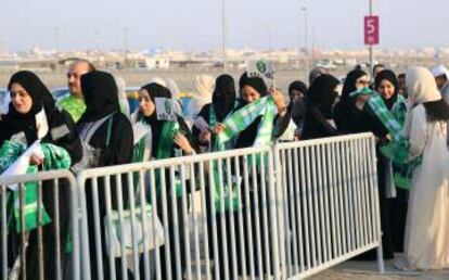 Várias mulheres, nesta sexta-feira antes de entrar no estádio de Jeddah (Arábia Saudita).