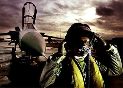 Un jefe de escuadrón se ajusta el casco junto a un F-3 Tornado,   ayer en la base de Leuchars, en Escocia.