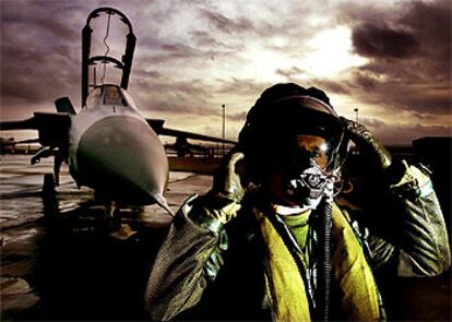 Un jefe de escuadrón se ajusta el casco junto a un F-3 Tornado, ayer en la base de Leuchars, en Escocia.