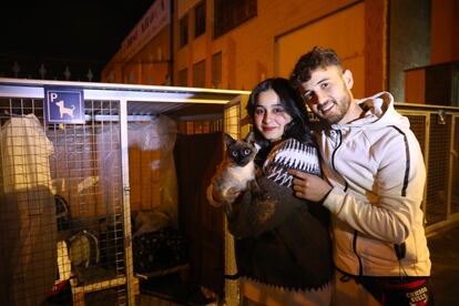 Amira y Hakim, argelinos de 22 y 23 años, que utilizan el albergue, que también cuenta con un espacio para los animales domésticos.