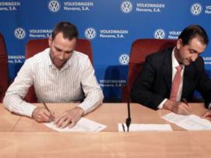 El director de Volkswagen Navarra, Emilio Sáenz (d), y el presidente del Comité de Empresa, José Luis Manías, en Pamplona. EFE/Archivo