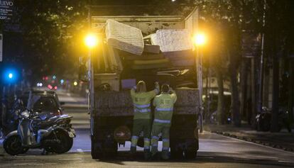 Operaris de FCC recullen mobles i trastos vells a l'Eixample de Barcelona.