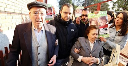 Los padres de Jos&eacute; Bret&oacute;n, a su llegada a la Audiencia de C&oacute;rdoba para prestar declaraci&oacute;n ante el juez.