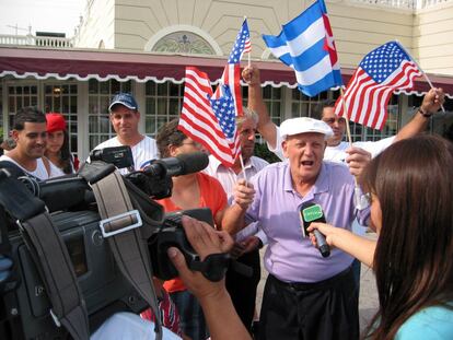 Un exiliado cubano es estrevistado por varios periodistas, ante el café Versailles, en Miami (EE UU), mientras Fidel Castro sigue ingresado en un hospital y las organizaciones anticastristas tratan de consensuar su acción para un posible cambio político en Cuba, el 5 de octubre de 2006.