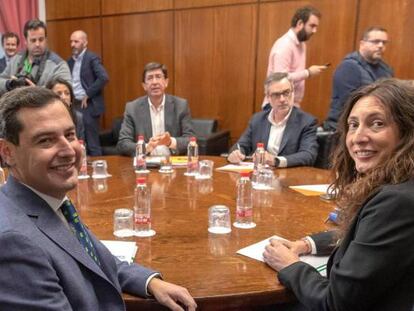 Los equipos negociadores de PP y Cs, LIDERADOS POR Juanma Moreno (en el centro, en primer plano) y Juan Marín (al fondo).