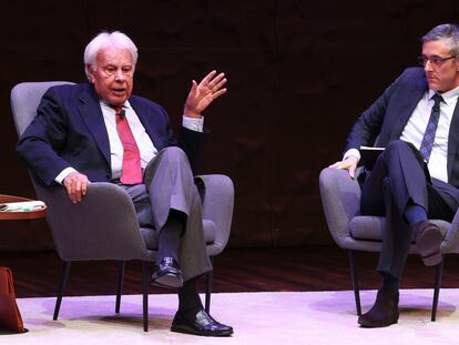 Felipe González y Eduardo Madina, en el acto que han compartido en Madrid este martes.