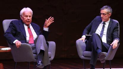 Felipe González y Eduardo Madina, en el acto que han compartido en Madrid este martes.