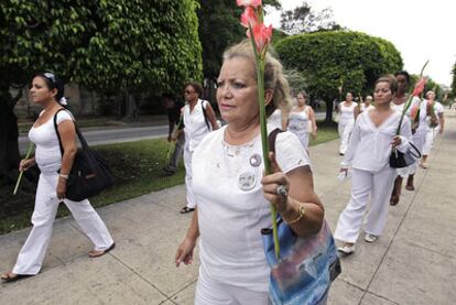 Un grupo de las Damas de Blanco camina pacíficamente por la Quinta Avenida de la Habana