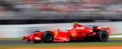 Kimi Raikkonen, al volante de su Ferrari en el circuito de Albert Park de Melbourne.