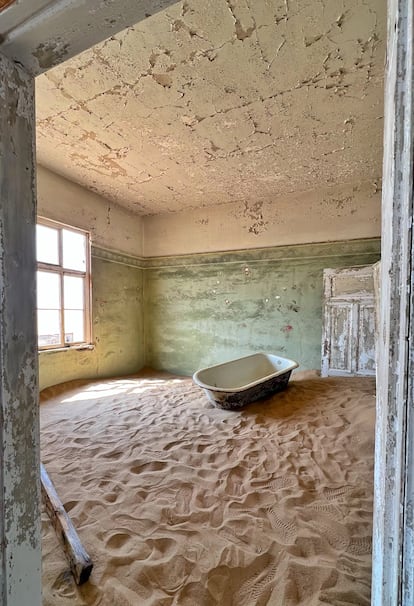 Bañera en una de las viviendas abandonadas en Kolmanskop, en Namibia.