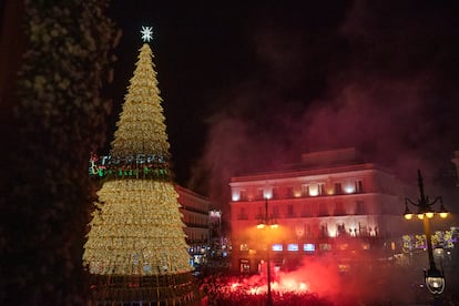 Aficionados marroquíes celebran la victoria de su selección en la Puerta del Sol de Madrid, España.