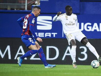 Mendy controla el balón ante Arbilla.