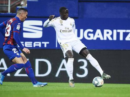 Mendy controla el balón ante Arbilla.