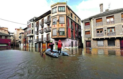 Miembros de Protección Civil en el casco viejo de Tudela, inundado el pasado febrero.