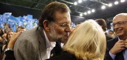 Rajoy besa a una militante del PP.