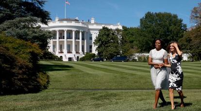 La primera dama, Michelle Obama, y la reina Letizia, se dirigen al huerto ecológico en la Casa Blanca.