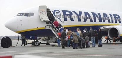 Decenas de pasajeros suben a un avi&oacute;n de la compa&ntilde;&iacute;a a&eacute;rea Ryanair. 