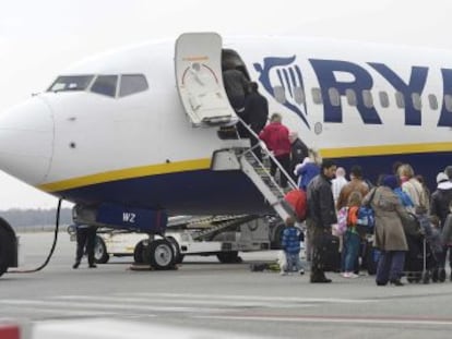 Decenas de pasajeros suben a un avi&oacute;n de la compa&ntilde;&iacute;a a&eacute;rea Ryanair. 