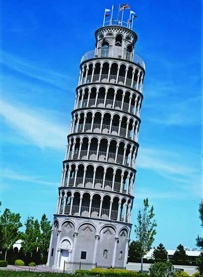 Surrealista estructura del albergue YMCA de Niles, Illinois (2003), en homenaje a la inclinada Torre de Pisa. El lago Michigan no queda lejos