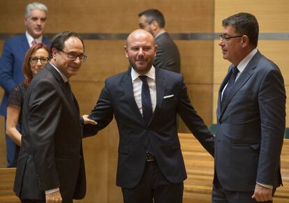 El nuevo presidente de la Diputación de Valencia, Toni Gaspar, en medio del consejero de Hacienda, Vicent Soler, a la izquierda, y del presidente del Parlamento autonómico, Enric Morera.