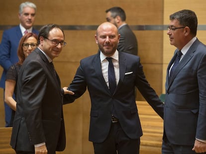 El nuevo presidente de la Diputación de Valencia, Toni Gaspar, en medio del consejero de Hacienda, Vicent Soler, a la izquierda, y del presidente del Parlamento autonómico, Enric Morera. 
