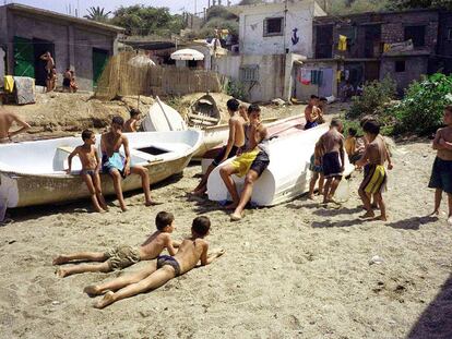 Niños al sol en la playa de Bab-El-Oued, uno de los barrios obreros de Argel, en agosto de 2000.