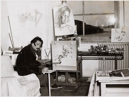 Salvador Dalí pinta 'Gala Placídia' en el taller, en 1952. Foto de Carlos Pérez de Rozas. Derechos de imagen de Salvador Dalí reservados.