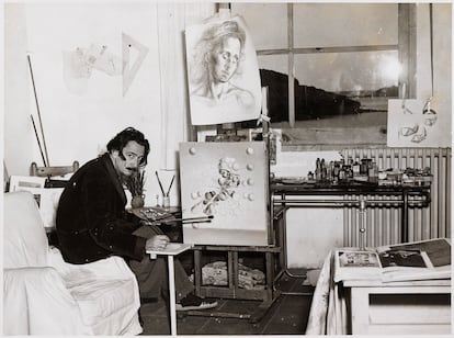 Salvador Dalí pinta 'Gala Placídia' en el taller, en 1952. Foto de Carlos Pérez de Rozas. Derechos de imagen de Salvador Dalí reservados.