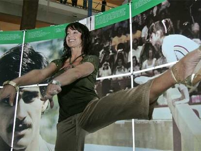 La gimnasta Nadia Comaneci hace una exhibición en Singapur en apoyo de Nueva York.