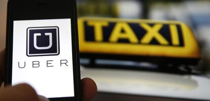 Un usuario utiliza la aplicaci&oacute;n Uber, un servicio que compite con los taxis tradicionales.