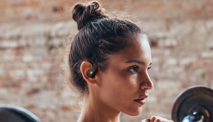 Chica utilizando los auriculares JBL Endurance Zone
