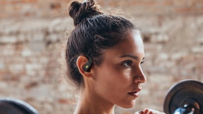 Chica utilizando los JBL Endurance Zone