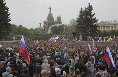 Manifestantes de la protesta anticorrupción en el centro de San Petersburgo.