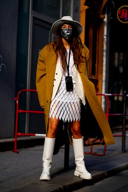 Las botas de agua, mejor blancas. Más allá de su función práctica, las botas de goma son tendencia. La idea es elegirlas por debajo de la rodilla, con suela track y, según las invitadas a la semana de la moda de París, en blanco roto. Las de la imagen, favoritas de las influencers, son de Gia Couture.